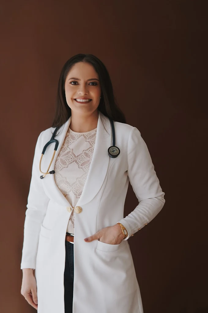 Médico geriatra em consulta humanizada com paciente idosa